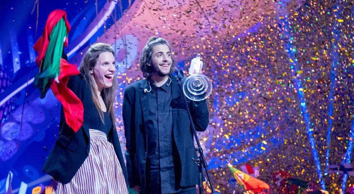 Salvador Sobral, ganador de Eurovisión 2017, junto a su hermana Luisa