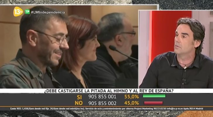 Cake Minuesa, a la derecha, explica en 13tv la supuesta agresión de Monedero