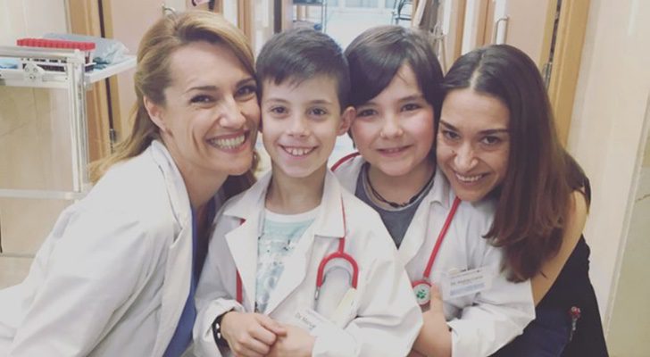 La actriz Marina Lozano (izquierda) acompaña a Manuel (centro) y Matías