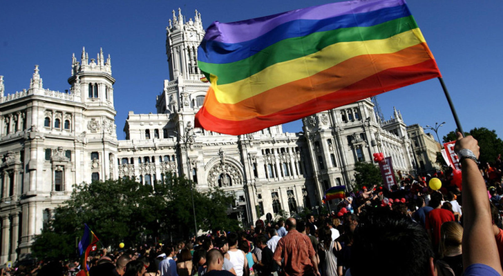 Bandera del colectivo LGTB ondeada frente al Ayuntamiento