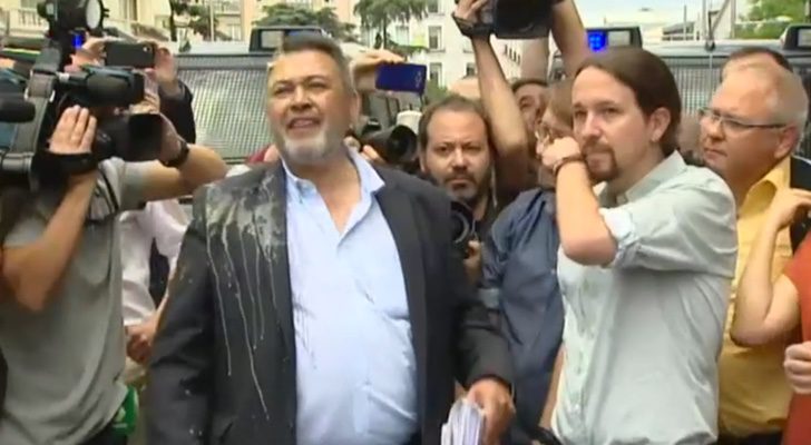 Pablo Iglesias junto al representante de los taxistas que ha recibido de lleno el huevazo