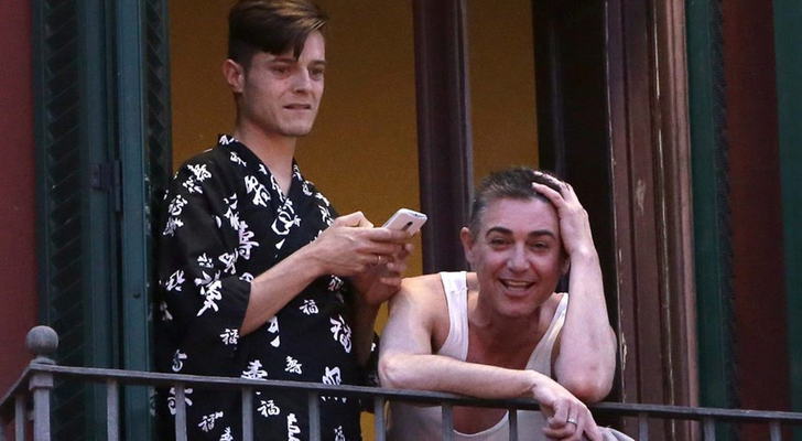 Ángel Garó y Darío Alberaira en su balcón