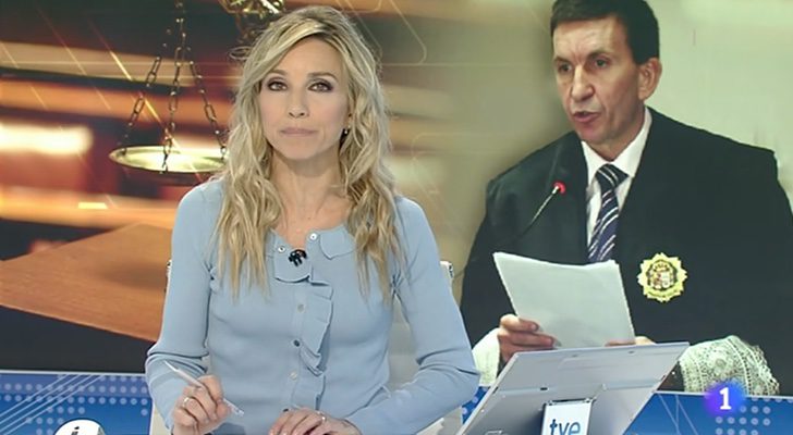 Marta Jaumandreu, presentadora del 'Telediario 1', y tras ella, el fiscal Anticorrupción