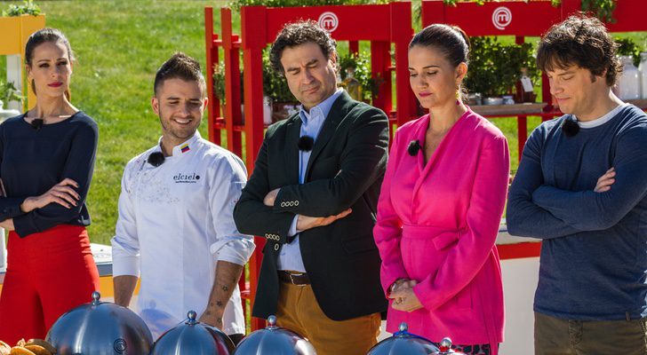 El jurado y la presentadora de 'MasterChef 5' junto a Juan Manuel Barrientos