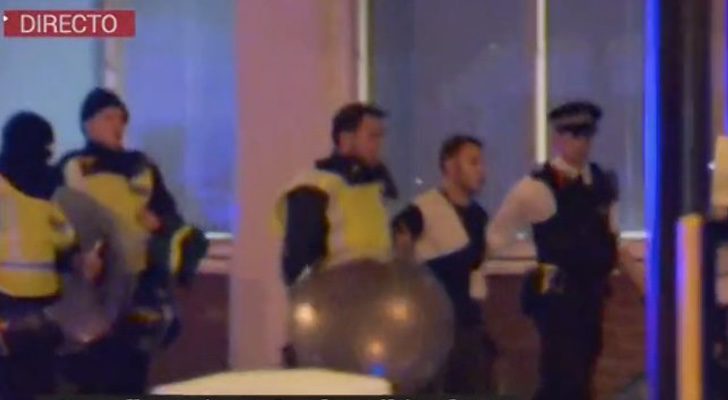 El canal 24 horas emite la detención de uno de los sospechosos en directo