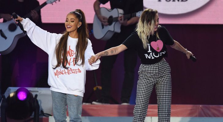Ariana Grande y Miley Cyrus durante el concierto #OneLoveManchester