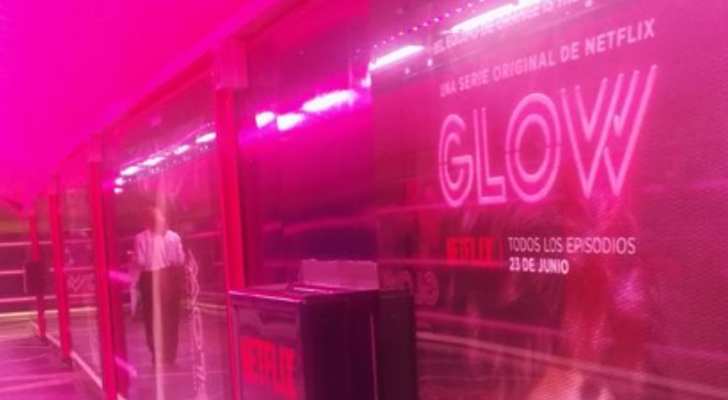 La estación de Chueca se transforma por el estreno de 'Glow'