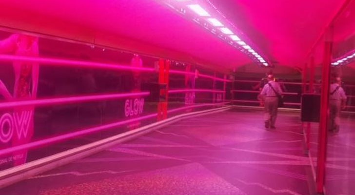 El neón y el color rosa invade por completo la estación madrileña
