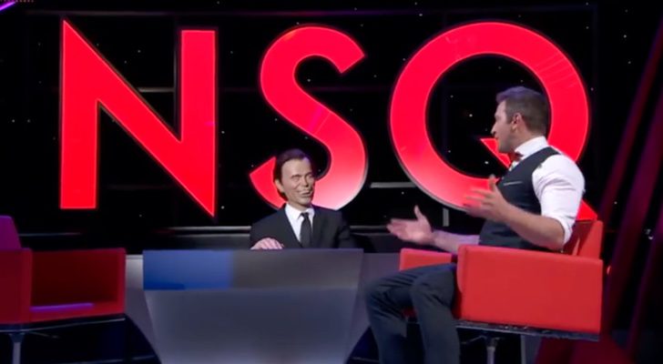 Fernando Gil junto al guiñol de Julio Iglesias