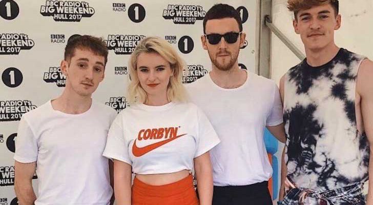 Imagen sin censura en la que se puede leer el mensaje que lucía Grace Chatto