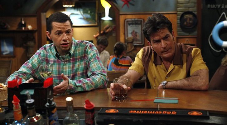 Charlie Harper, a la derecha, junto a Alan, su inseparable hermano en 'Dos hombres y medio'