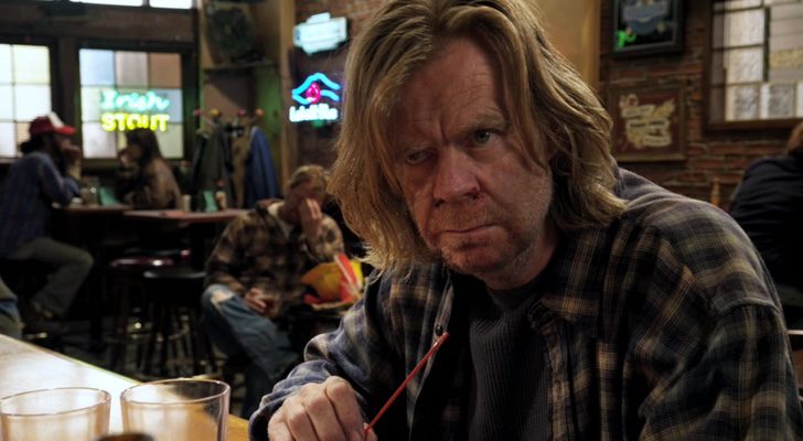 Odioso y repugnante, Frank Gallagher vive continuamente en la barra de un bar en 'Shameless'