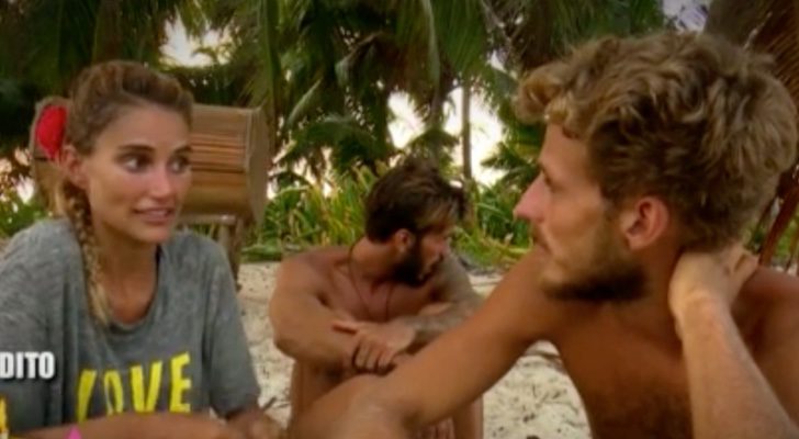 Alejandro y Alba Carrillo hablando en la isla de 'Supervivientes'