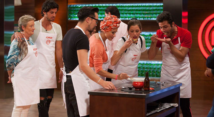 Aspirantes de 'MasterChef' probando el plato de Edurne