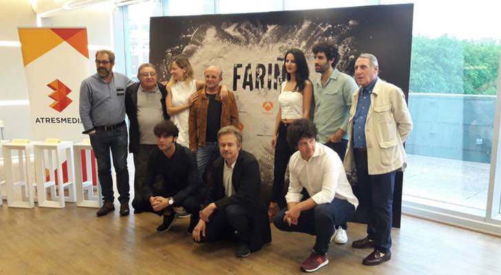 Parte del elenco de 'Fariña' junto a los productores de la serie