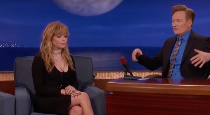 Natasha Lyonne y Conan O'Brien en 'Conan'