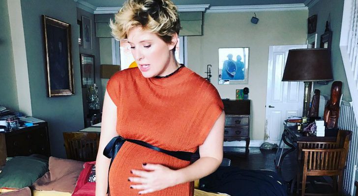 Tania Llasera se toca la barriga a pocos meses de dar a luz a su segunda hija