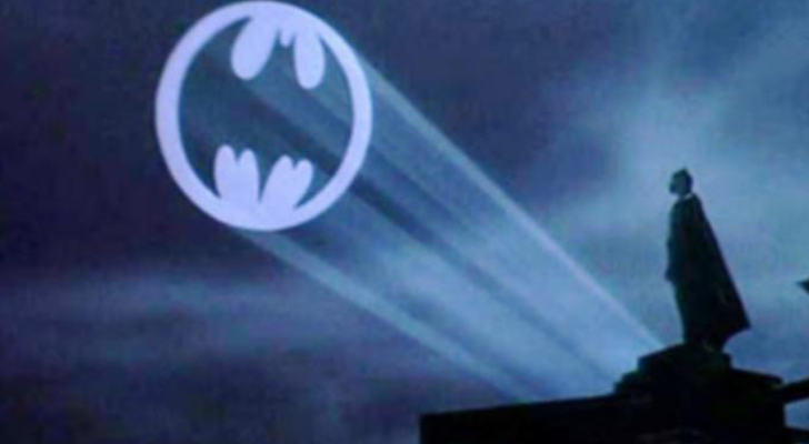 La 'batiseñal' proyectada en el cielo