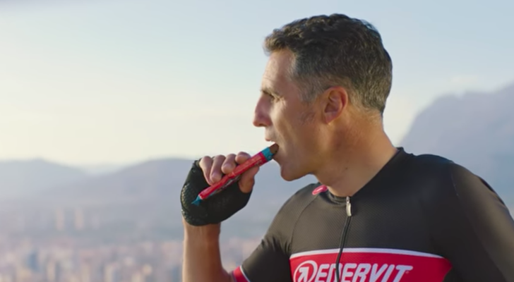 Miguel Indurain tomando una barrita energética