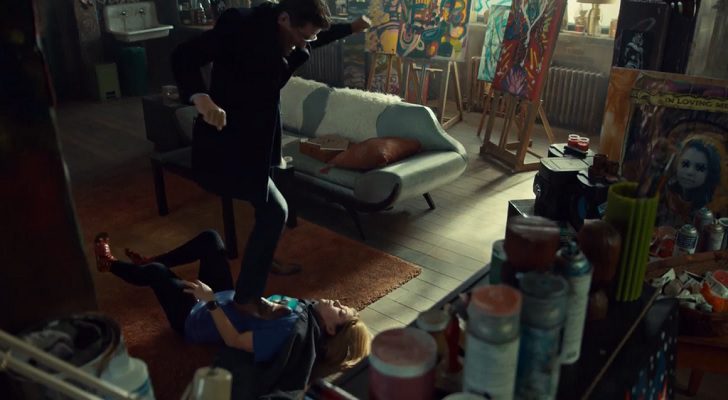 Ferdinand pisoteando a M.K. en 'Orphan Black'