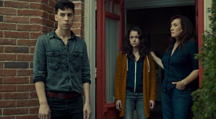 La familia al completo despidiéndose de Kira en 'Oprhan Black'