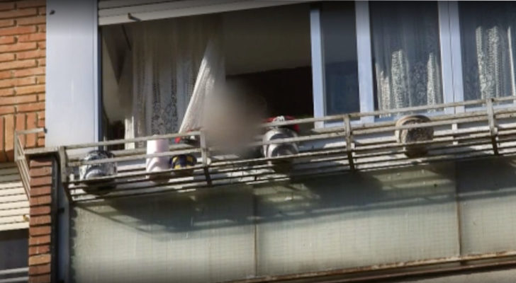 La vecina de Moratalaz dando de comer a las palomas