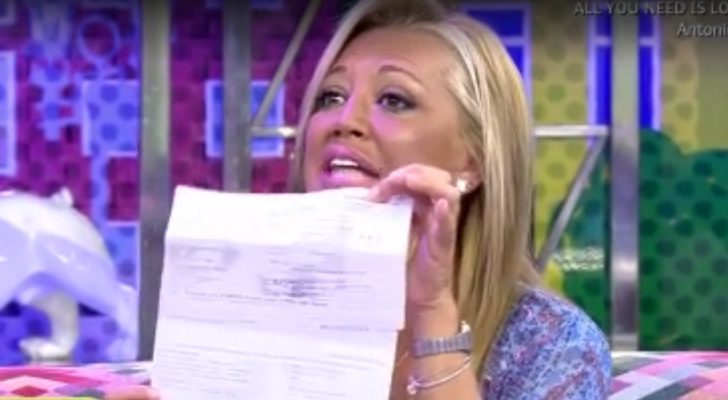 Belén Esteban muestra los papales de su baja en 'Sálvame'