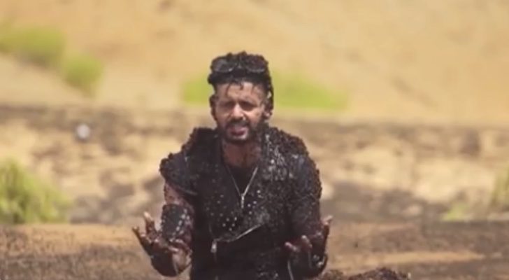 Ramer Galal promocionando su programa