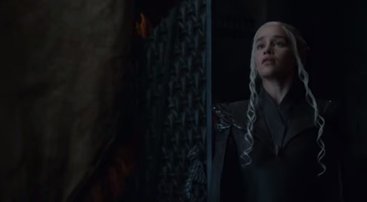 Daenerys Targaryen quita una bandera de la Casa Baratheon