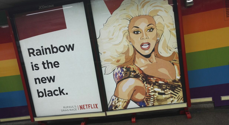Cartel promocional de 'RuPaul's Drag Race' en la parada de Metro de Chueca