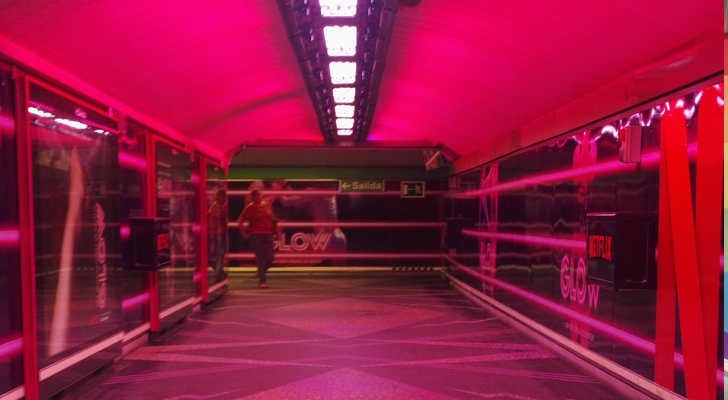 La ficción 'GLOW' invadió el Metro de Chueca