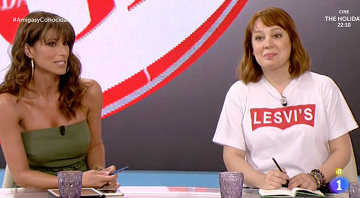 La escritora, Ángela Vallvey, en el programa 'Amigas y conocidas' con una camiseta que pone "LESVI'S"