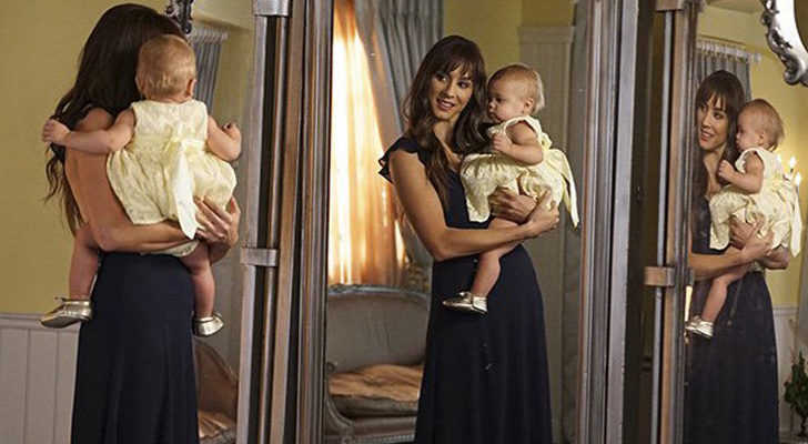 Spencer Hastings sostiene a un bebé en 'Pretty Little Liars'