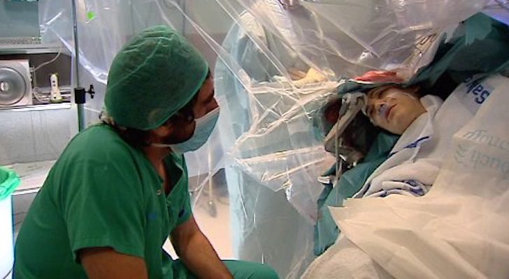 'Crónica Cuatro' entrevista a una paciente mientras le operan el cerebro