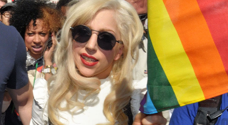 Lady Gaga luciendo una bandera LGTB