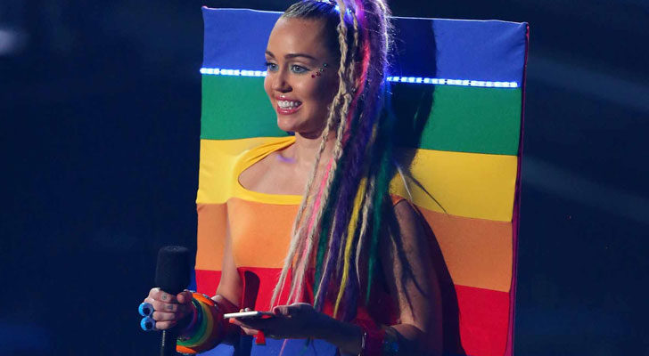 Miley Cyrus vestida con la bandera LGTB