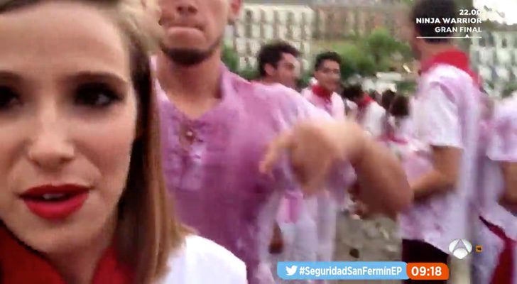 Reportera de 'Espejo público' retransmitiendo la fiesta de San Fermín