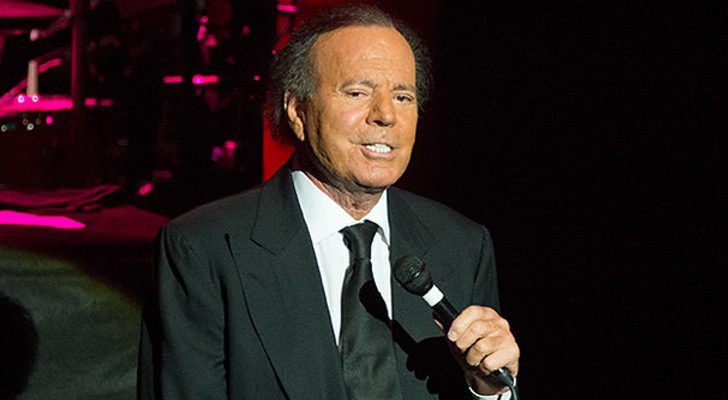 Julio iglesias cantando