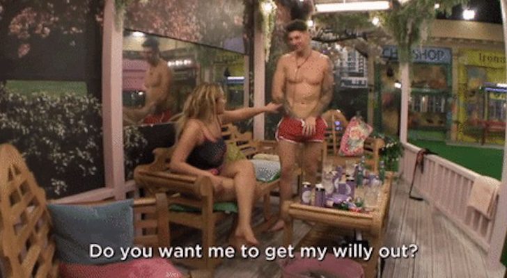 Sam le pregunta a Ellie si quiere ver su rabo en el 'Big Brother' británico
