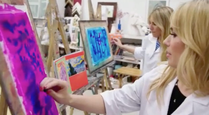 Berta Collado y Patricia Conde en clase de pintura