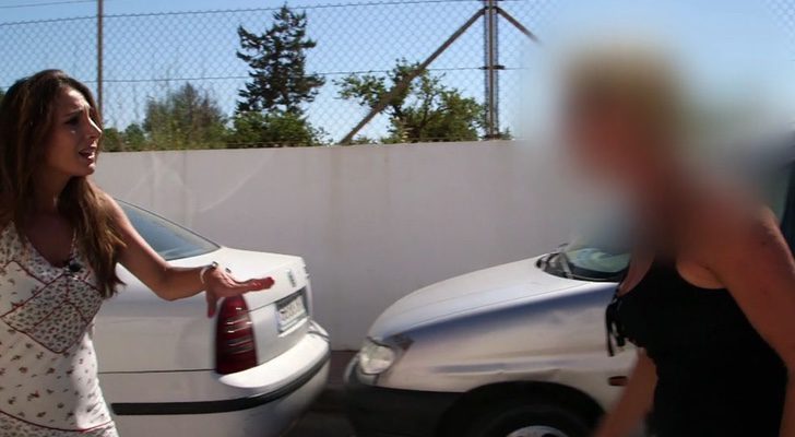 Una taxista pirata arremete contra la reportera de 'En el punto de mira'