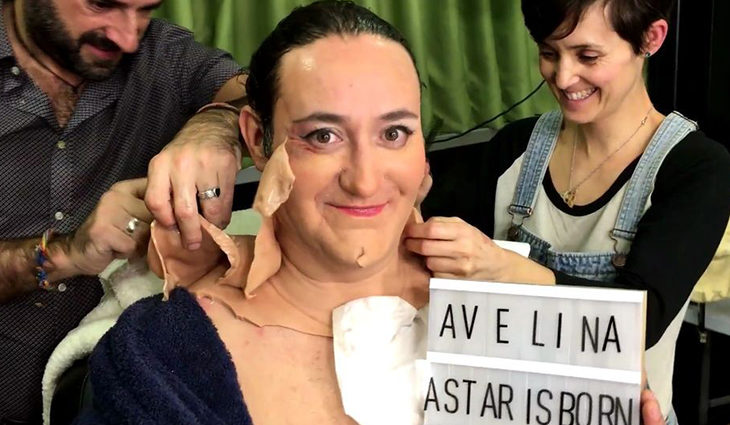 Carlos Santos en plena transformación a Avelina en 'Ella es tu padre' <span>Telecinco </span>