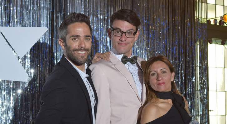 El presentador y los cupidos de 'Hotel romántico'