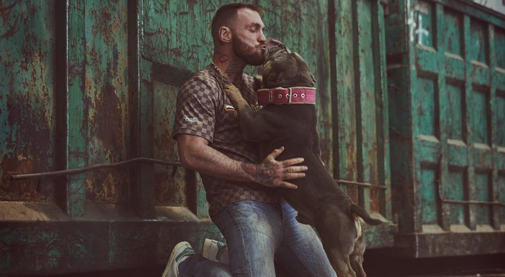 Javier García Roche besa a un cachorro en 'A cara de perro'