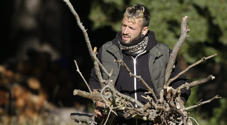 David, recogiendo troncos en 'El Puente'