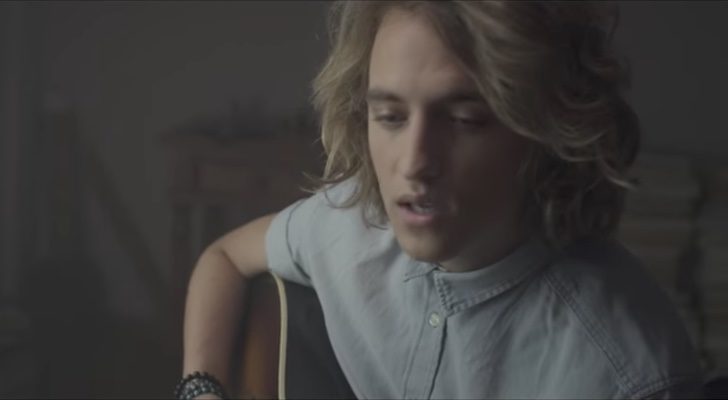 Manel Navarro en el videoclip de su nuevo tema, "Keep On Falling"