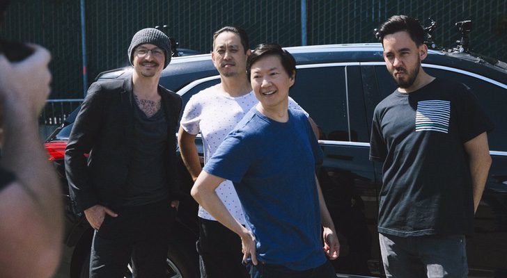 Miembros de Linkin Park con el actor Ken Jeong