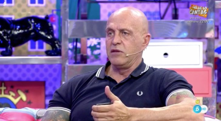 Kiko Matamoros mostrando los mensajes de Fonsi Nieto en 'Sálvame'