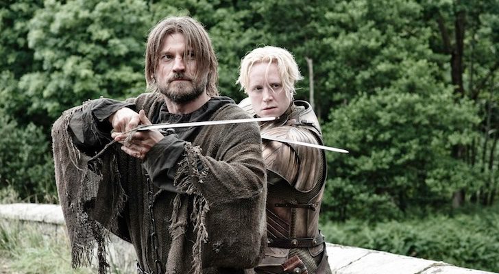 Jaime Lannister se defiende de unos atacantes junto a Brienne