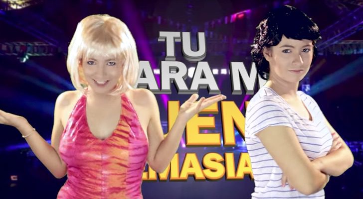 Carlota Boza caracterizada como Raffaella Carrà y Miguel Bosé